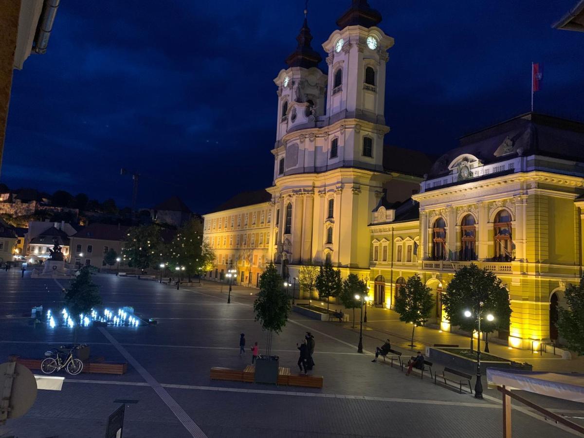 Forst-Haz Apartman Eger Buitenkant foto